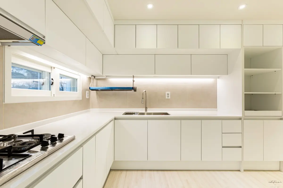 수납력 극대화한 올화이트 미니멀 주방 인테리어